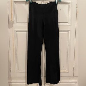 Under Armour boot cut yoga pants (Size M) (Black)